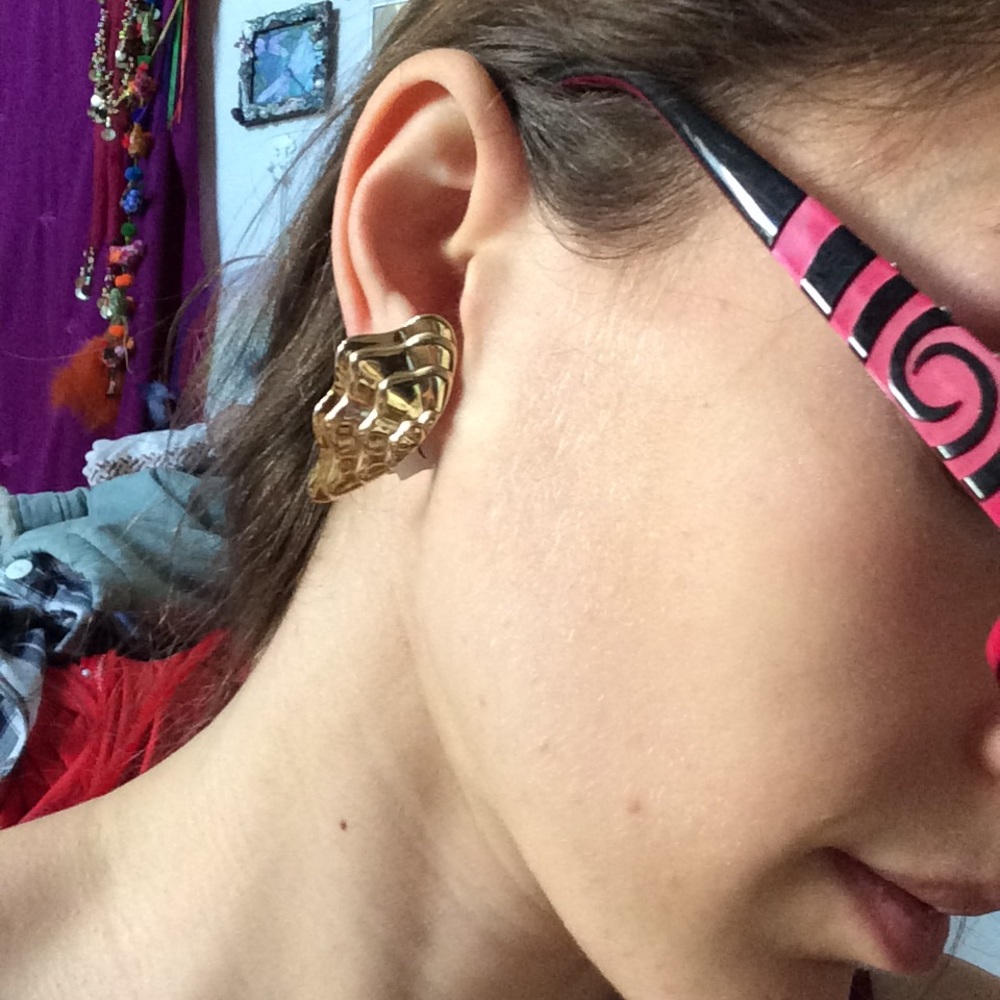 Vintage Sea Clam Fan Mermaid Earring - Picture 2 of 6